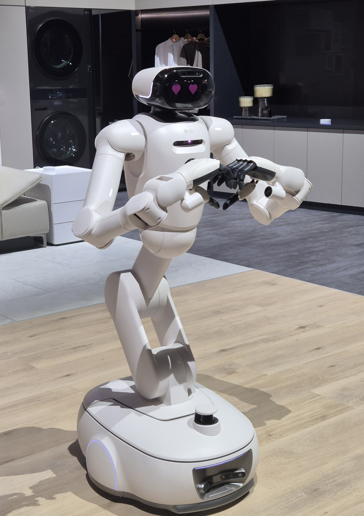 ▲'LG 클로이드'가 손하트를 하고 있다. (박민웅 기자 pmw7001@)