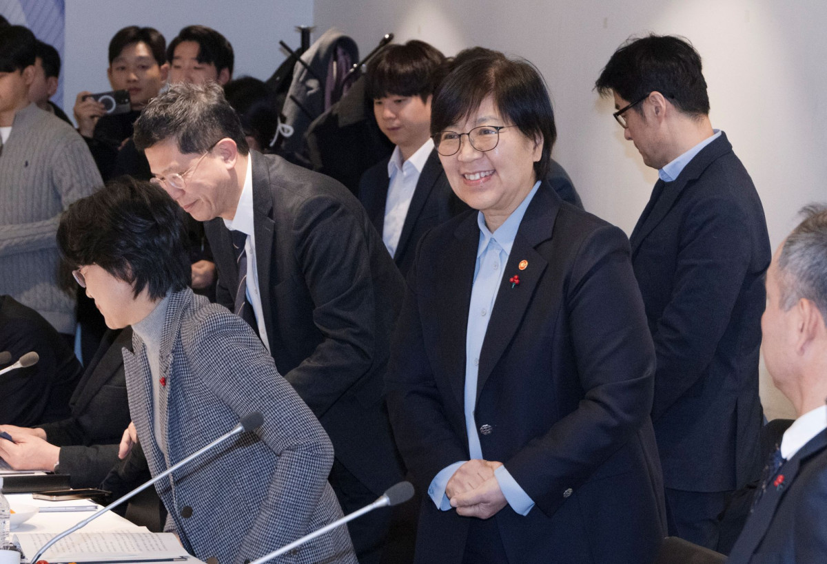 ▲ 6일 서울 중구 컨퍼런스하우스 달개비에서 ‘보건의료정책심의위원회(보정심)’ 2차 회의에서 정은경 보건복지부 장관이 참석자들과 인사를 나누고 있다. (사진제공=보건복지부)