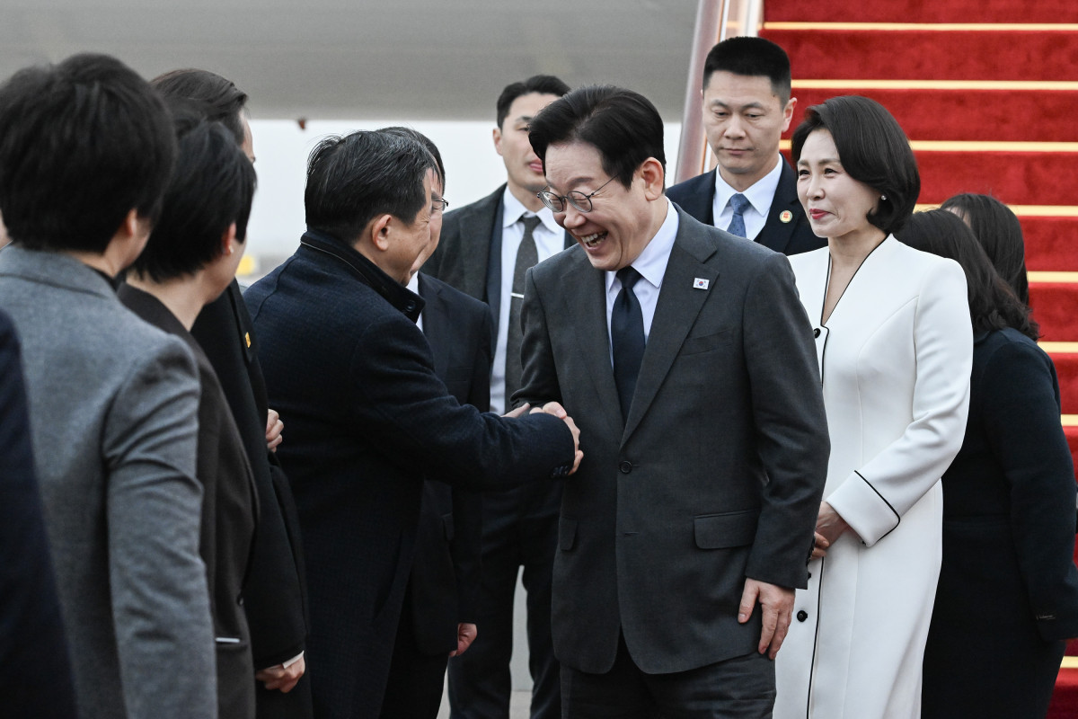▲중국을 국빈방문 중인 이재명 대통령과 김혜경 여사가 6일 상하이 푸동 공항에서 영접 인사들과 악수하고 있다. (연합뉴스)