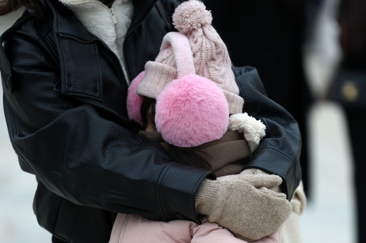 ▲추운 날씨를 보인 3일 서울 광화문에서 한 관광객이 자녀를 안아 찬바람을 막아주고 있다. (연합뉴스)