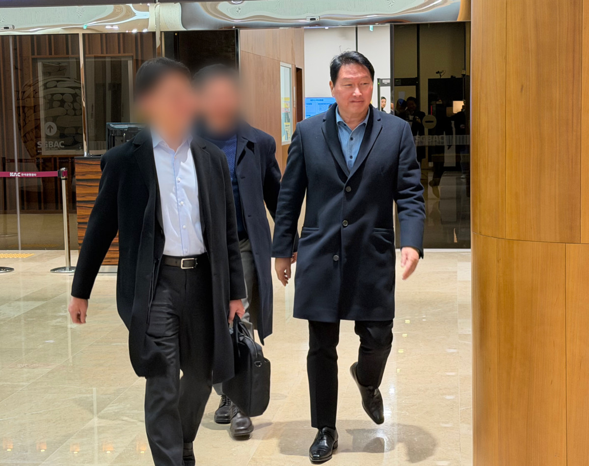 ▲최태원 SK그룹 회장이 6일 2박 3일간의 중국 출장을 마치고 서울 강서구 서울김포비즈니스항공센터(SGBAC)를 통해 입국하고 있다. (연합뉴스)