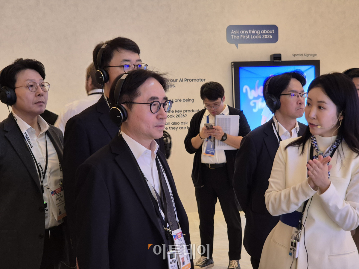 ▲장덕현 삼성전기 사장이 6일(현지시간) 미국 라스베이거스 윈 호텔에 마련된 삼성전자 전시관에서 마이크로 RGB TV를 보고 있다. (박민웅 기자)