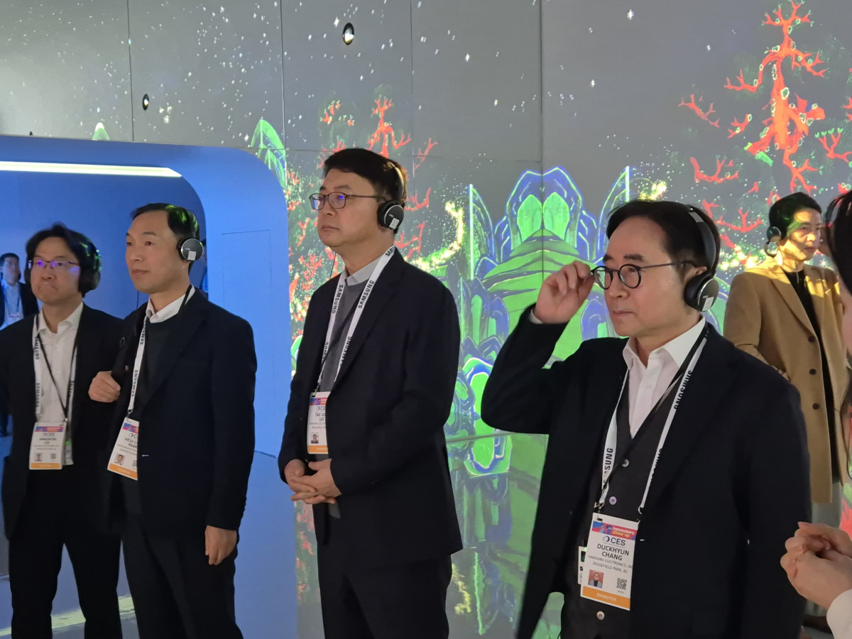 ▲장덕현 삼성전기 사장 및 주요 경영진이 6일(현지시간) 미국 라스베이거스 윈 호텔에 마련된 삼성전자 전시관을 둘러 보고 있다. (박민웅 기자)