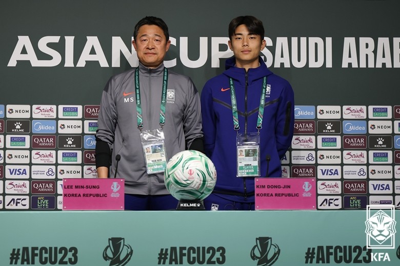 ▲아시아축구연맹(AFC) 23세 이하(U-23) 아시안컵에 나서는 대표팀의 이민성 감독과 김동진이 6일 사우디아라비아 리야드의 프린스 파이살 빈 파흐드 스타디움에서 열린 2026 U-23 아시안컵 공식 기자회견을 하고 있다. (사진제공=대한축구협회)