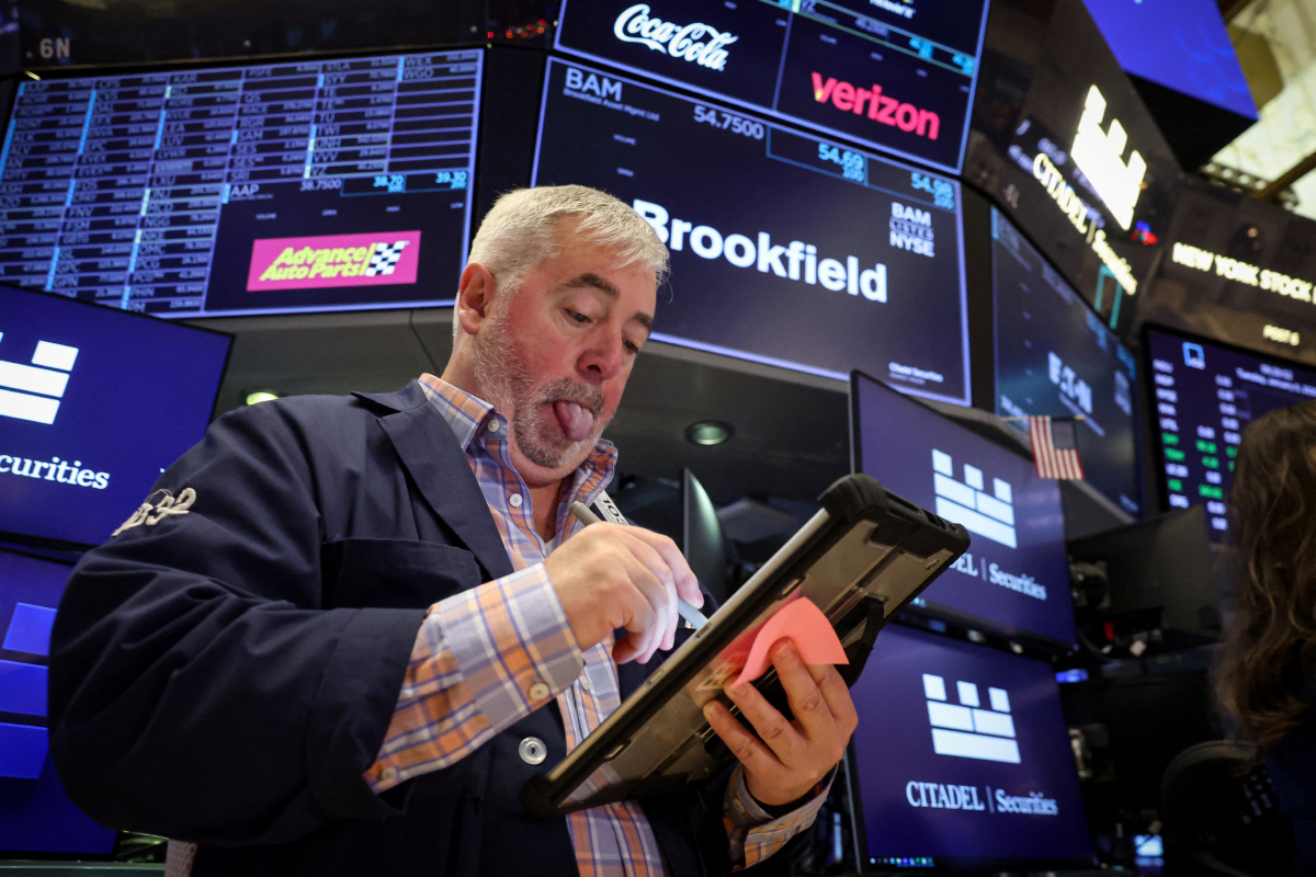 ▲뉴욕증권거래소에서 6일(현지시간) 트레이더가 주가를 살피고 있다. 뉴욕/로이터연합뉴스