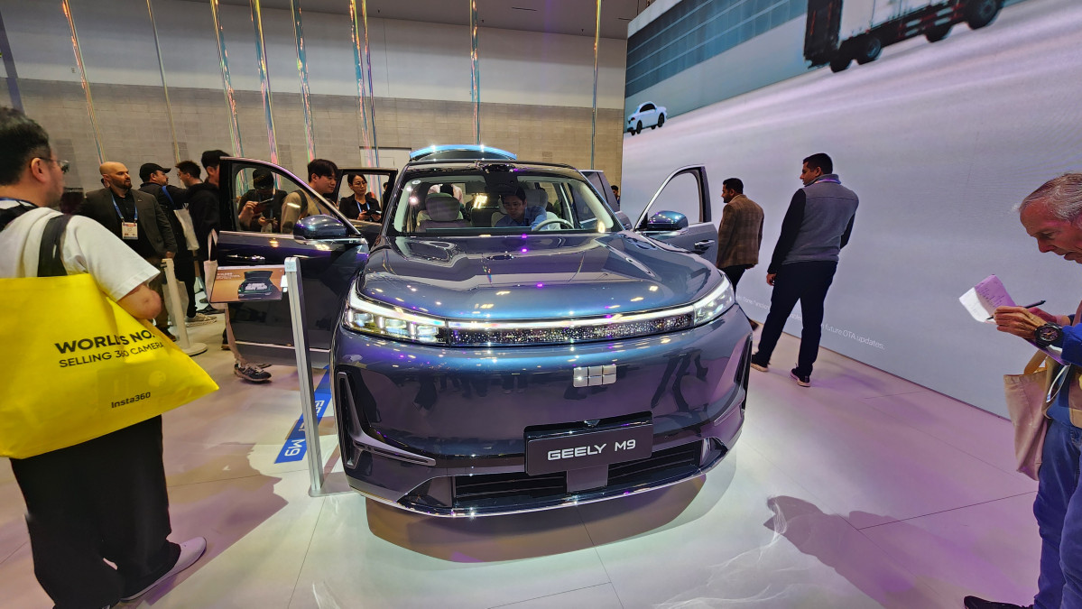 ▲CES 2026가 열리고 있는 미국 라스베가스 컨벤션센터(LVCC)에 지리자동차그룹 부스가 붐비고 있다.