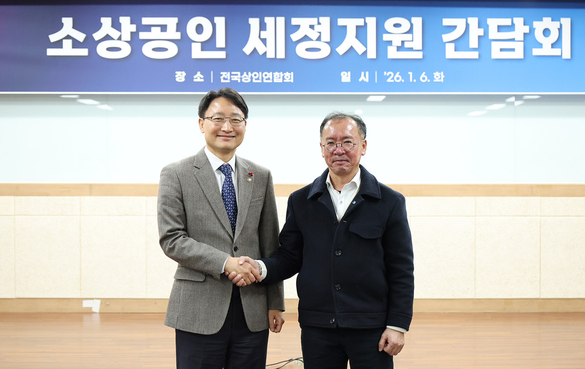 ▲임광현 국세청장(왼쪽)이 6일 수원 못골시장에서 소상공인 세정지원 간담회를 열고 이충환 전국상인연합회장과 악수를 하고 있다. (사진제공=국세청)