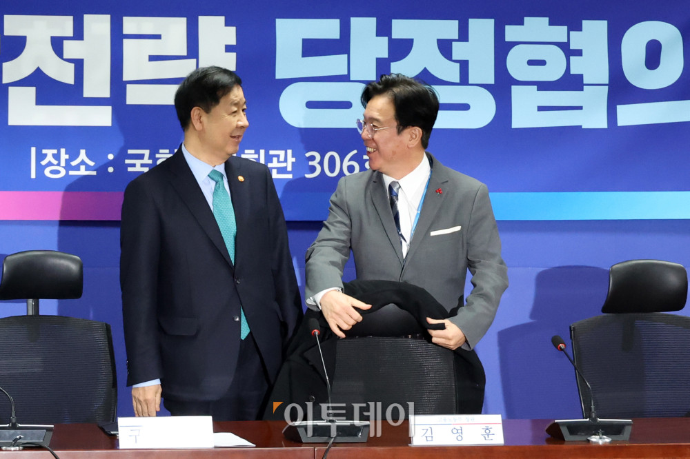 ▲구윤철(왼쪽) 경제부총리 겸 재정경제부 장관과 김영훈 고용노동부 장관이 7일 서울 여의도 국회 의원회관에서 열린 2026년 경제성장전략 당정협의에서 대화하고 있다. 고이란 기자 photoeran@