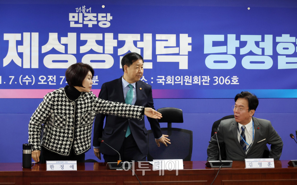 ▲한정애(왼쪽부터) 더불어민주당 정책위의장, 구윤철 경제부총리 겸 재정경제부 장관, 김영훈 고용노동부 장관이 7일 서울 여의도 국회 의원회관에서 열린 2026년 경제성장전략 당정협의에 참석하고 있다. 고이란 기자 photoeran@