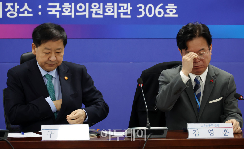 ▲구윤철(왼쪽) 경제부총리 겸 재정경제부 장관과 김영훈 고용노동부 장관이 7일 서울 여의도 국회 의원회관에서 열린 2026년 경제성장전략 당정협의에 참석하고 있다. 고이란 기자 photoeran@