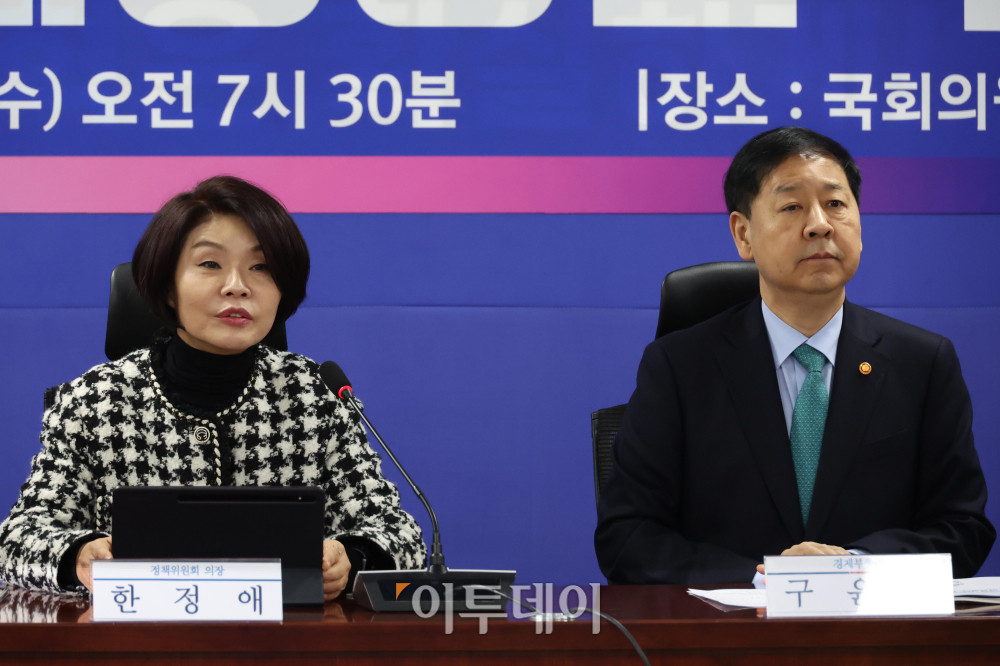▲한정애 더불어민주당 정책위의장이 7일 서울 여의도 국회 의원회관에서 열린 2026년 경제성장전략 당정협의에서 발언을 하고 있다. 오른쪽은 구윤철 경제부총리 겸 재정경제부 장관. 고이란 기자 photoeran@
