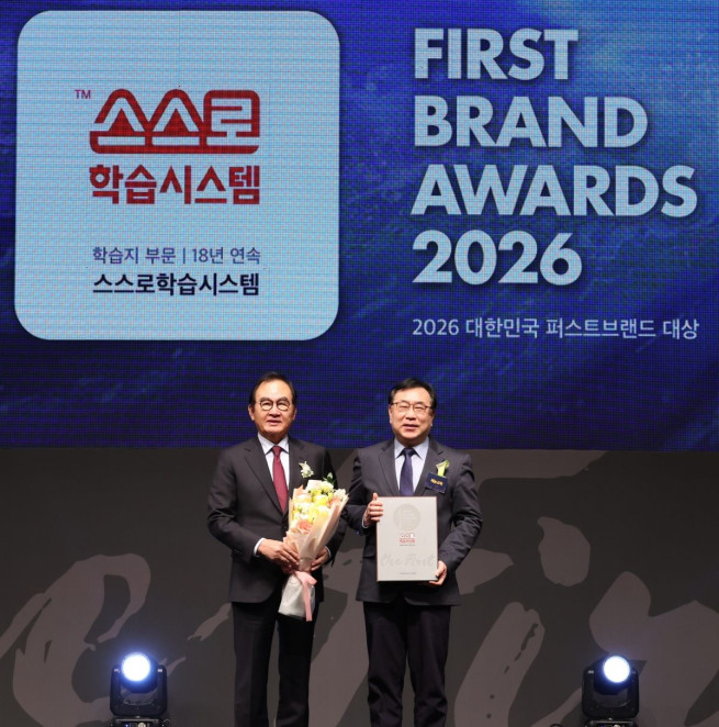 ▲백규태 재능교육 대표(오른쪽)가 ‘2026 대한민국 퍼스트브랜드 대상’을 수상하고 있다. (사진제공=재능교육)