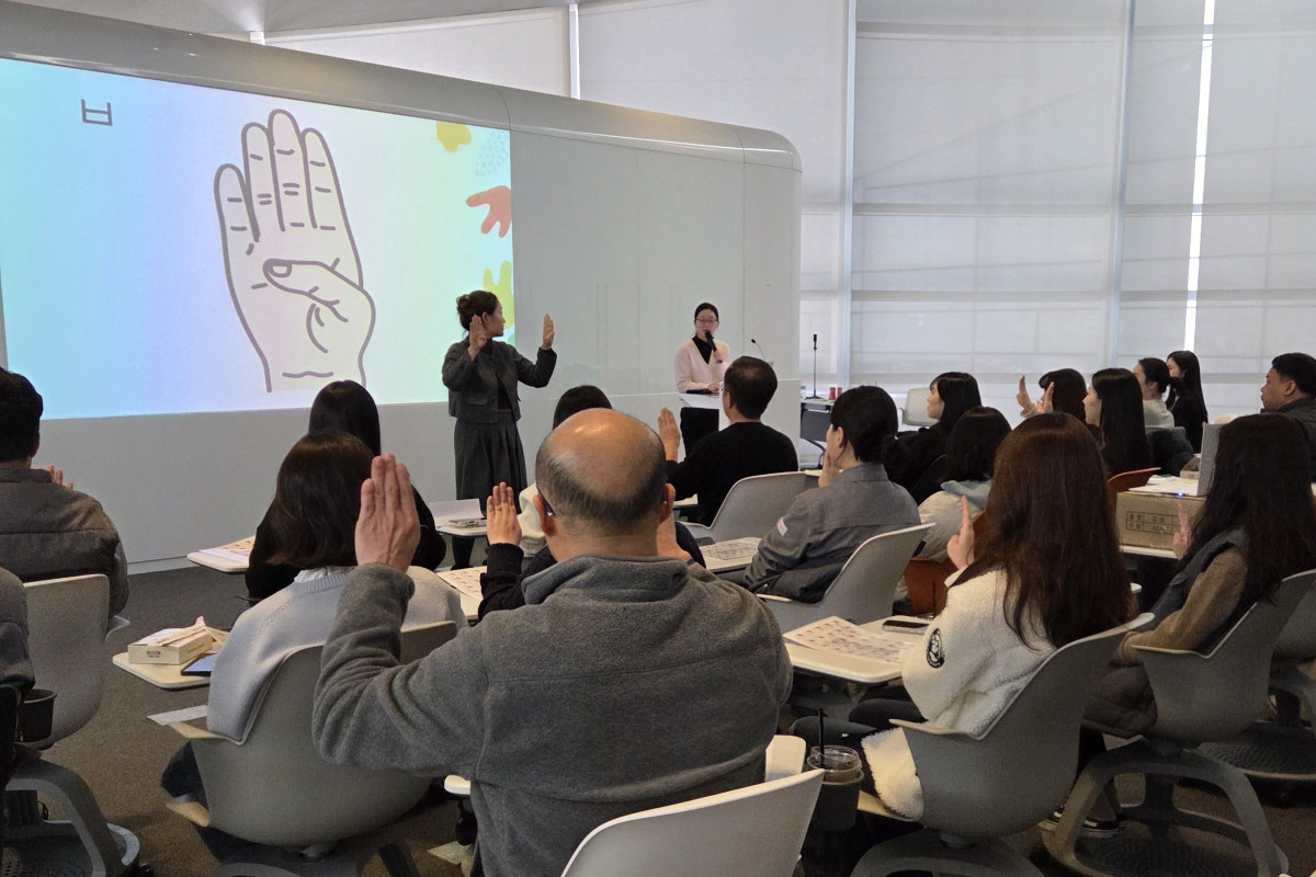 ▲한국동그라미파트너스가 대전 유성구 소재 하이테크 연구소 ‘한국테크노돔(Hankook Technodome)’에서 임직원을 대상으로 수어 교육을 진행하는 모습 (사진=한국앤컴퍼니)