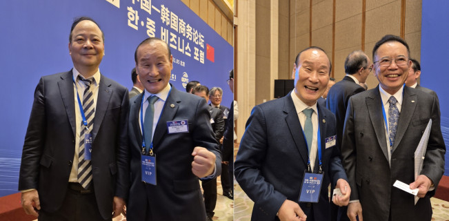 ▲(왼쪽 사진)패션그룹형지 최병오 회장(오른쪽)이 방중 경제사절단 일정 중 한∙중 비즈니스 포럼 자리에서 청위췬 CATL 회장(왼쪽)과 기념 촬영을 하고 있다. (오른쪽 사진)한∙중 비즈니스 포럼 자리에서 패션그룹형지 최병오 회장(왼쪽)과 TCL과기그룹 리동성 회장(오른쪽)이 기념 촬영을 하고 있다. (사진제공=형지)