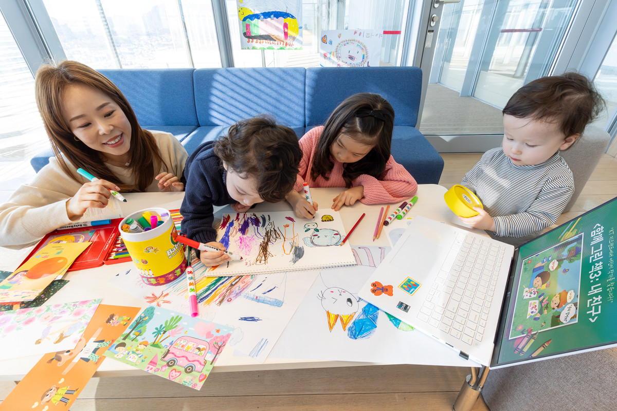 ▲어린이 모델이 지니 TV 키즈랜드 ‘함께 그린 책 3’ 어린이 작가 공모전과 부모 교육 워크숍을 소개하는 모습. (사진제공=KT)