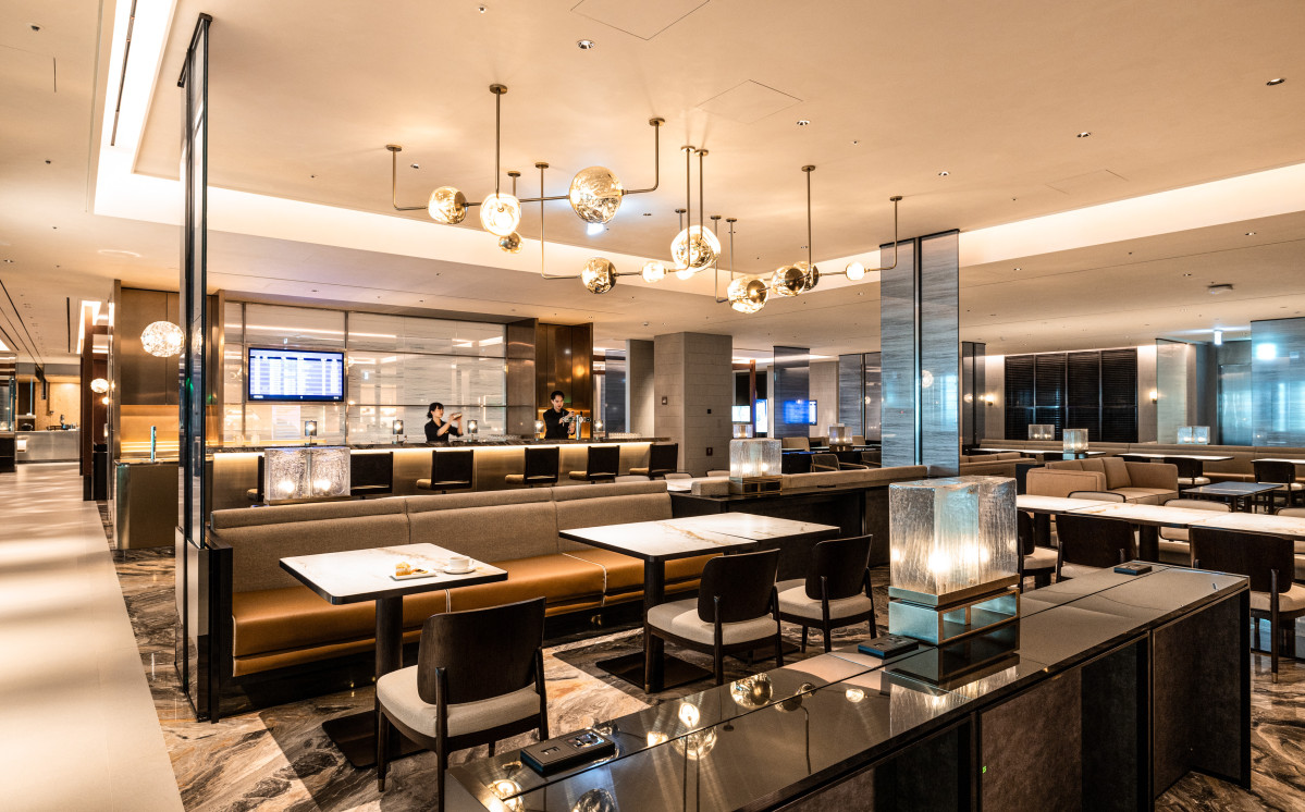 ▲대한항공이 아시아나항공의 인천국제공항 제2여객터미널(T2) 이전을 앞두고 고객들의 라운지 이용 편의성을 높이기 위해 IT 및 빅데이터를 활용한 서비스 제고에 나선다. 천국제공항 제2여객터미널 대한항공 프레스티지 동편(우측) 라운지의 모습. (사진=대한항공)