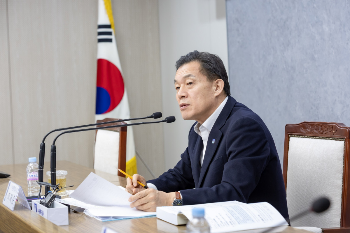 ▲이재준 수원특례시장이 시청 상황실에서 열린 ‘2025 새빛만남 건의사항 추진 상황 보고회’에서 민원 처리 체계 강화를 주문하고 있다. (수원특례시)