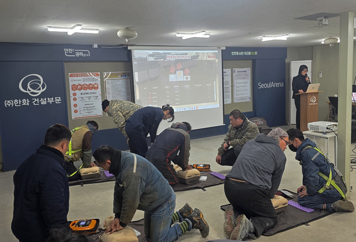 ▲한화 건설부문 외국인 근로자들이 상황에 맞춰 자동심장충격기(AED)를 사용하고 있다. (사진제공=한화 건설부문)