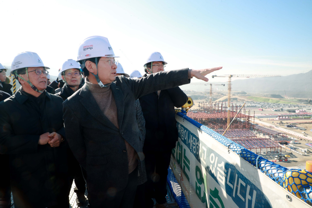 ▲이상일 용인특례시장이 원삼면 용인 반도체 클러스터 일반산업단지 공사 현장에서 간부공무원 회의를 주재하며 사업 추진 상황을 점검하고 있다. (용인특례시)