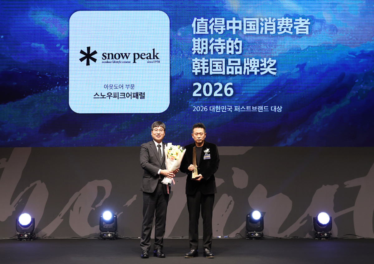 ▲김호선 감성코퍼레이션 대표(오른 쪽)가 수상 후 기념촬영을 하고 있다.(감성코퍼레이션 제공)