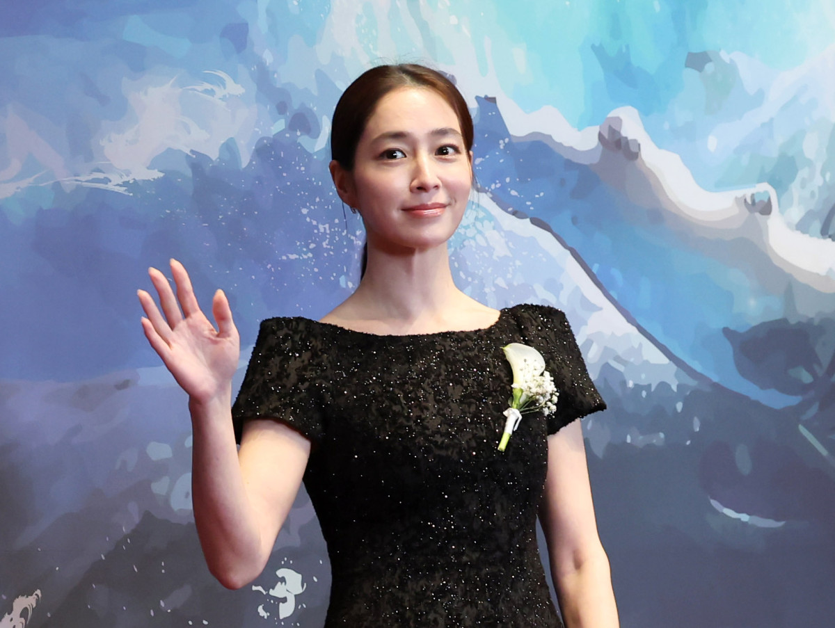 ▲배우 이민정이 6일 서울 중구 신라호텔에서 열린 2026 대한민국 퍼스트브랜드 대상에서 포즈를 취하고 있다. (뉴시스)