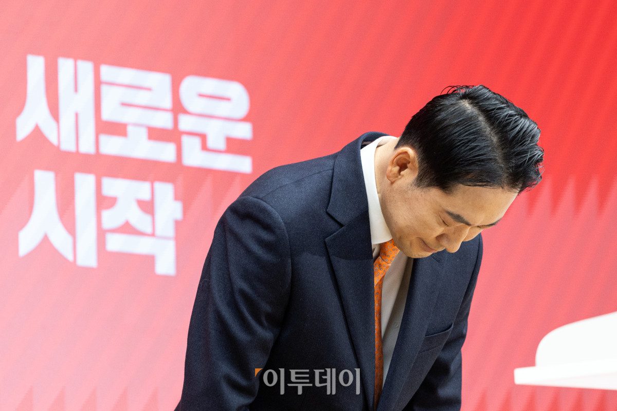 ▲장동혁 국민의힘 대표가 7일 서울 여의도 중앙당사에서 열린 긴급기자회견에서 당 쇄신안을 발표하며 12.3 비상계엄에 대해 사과하고 있다. 사진=조현호 기자 hyunho@