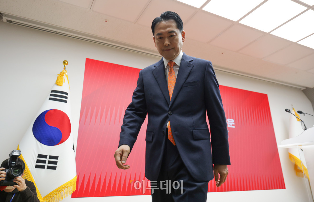 ▲장동혁 국민의힘 대표가 7일 서울 여의도 중앙당사에서 열린 긴급기자회견에서 당 쇄신안 발표와 12.3 비상계엄에 대한 사과를 마친 후 당사를 나서고 있다. 조현호 기자 hyunho@