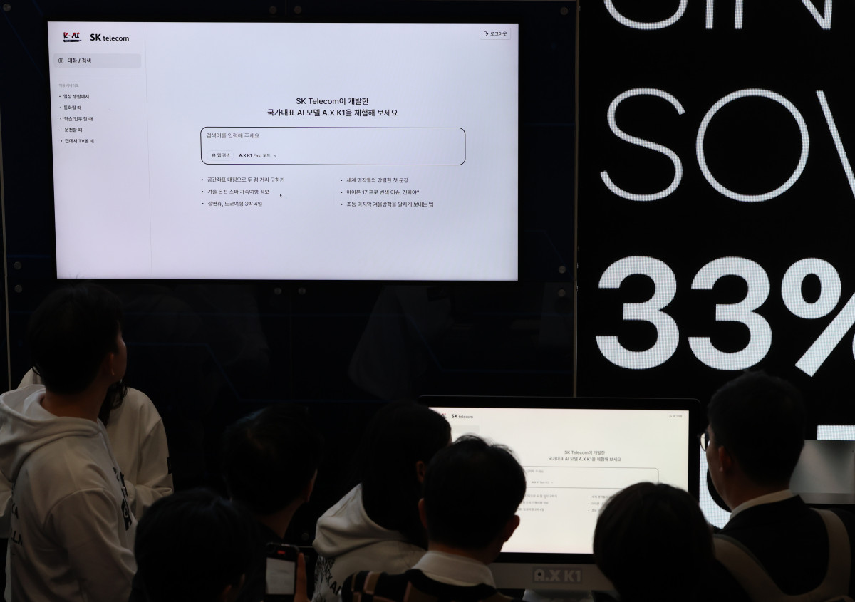 ▲지난해 12월 30일 오후 서울 강남구 코엑스에서 열린 독자 AI 파운데이션 모델 프로젝트 1차 발표회에서 SK텔레콤 부스를 찾은 시민들이 A.X AI 체험을 하고 있다. (뉴시스)