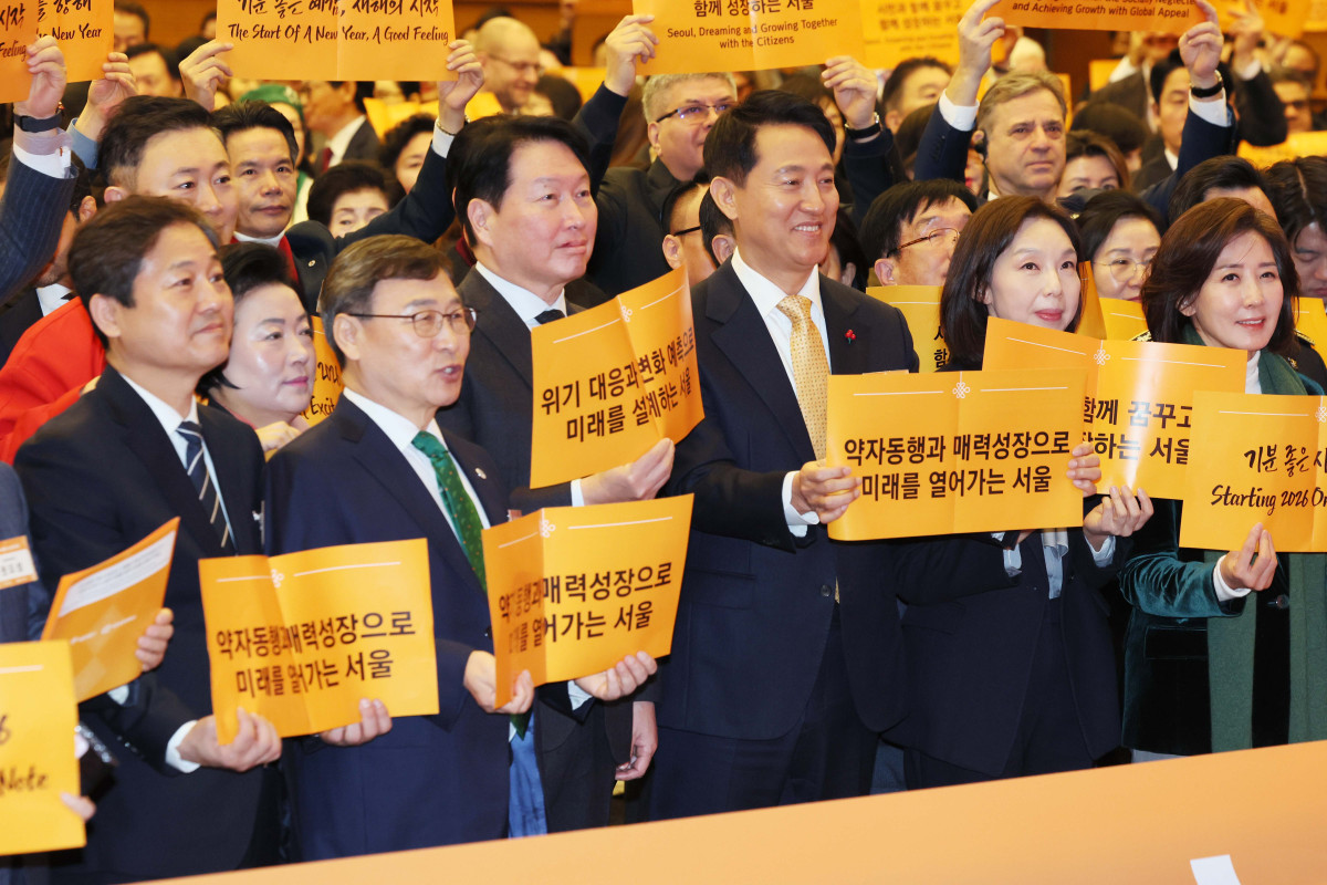 ▲오세훈 서울시장과 최태원 대한상공회의소 회장 등이 7일 서울 중구 대한상의에서 열린 ‘2026 서울시 신년인사회’에서 새해 희망을 담은 단체 퍼포먼스를 하고 있다. 신태현 기자 holjjak@