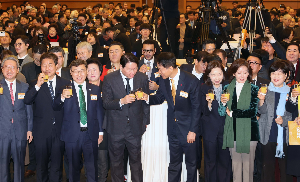 ▲오세훈 서울시장과 최태원 대한상공회의소 회장 등이 7일 서울 중구 대한상의에서 열린 ‘2026 서울시 신년인사회’에서 건배하고 있다. 신태현 기자 holjjak@