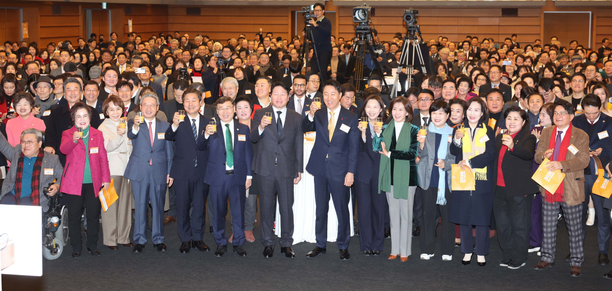 ▲오세훈 서울시장과 최태원 대한상공회의소 회장 등이 7일 서울 중구 대한상의에서 열린 ‘2026 서울시 신년인사회’에서 건배하고 있다. 신태현 기자 holjjak@