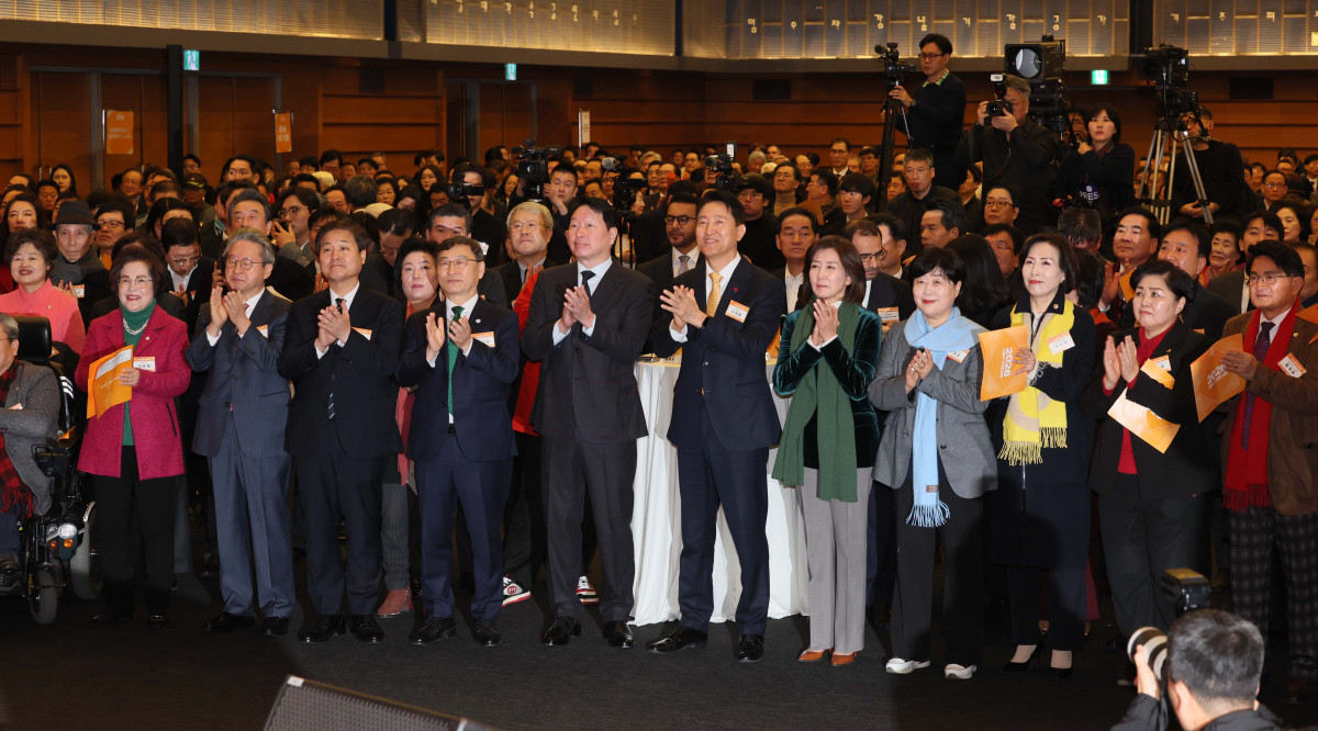 ▲오세훈 서울시장과 최태원 대한상공회의소 회장 등이 7일 서울 중구 대한상의에서 열린 ‘2026 서울시 신년인사회’에서 박수를 치고 있다. 신태현 기자 holjjak@