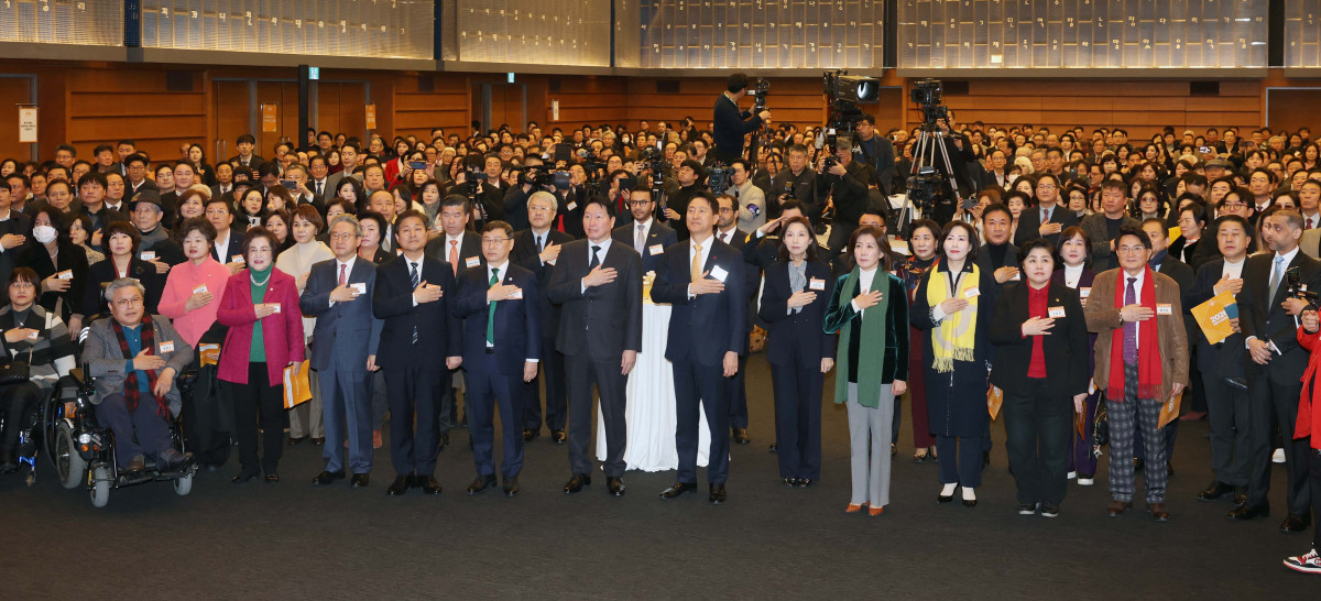 ▲오세훈 서울시장과 최태원 대한상공회의소 회장 등이 7일 서울 중구 대한상의에서 열린 ‘2026 서울시 신년인사회’에서 국민의례를 하고 있다. 신태현 기자 holjjak@