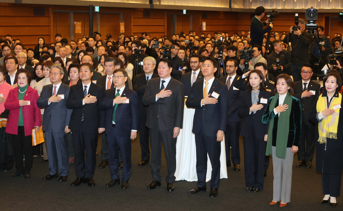 ▲오세훈 서울시장과 최태원 대한상공회의소 회장 등이 7일 서울 중구 대한상의에서 열린 ‘2026 서울시 신년인사회’에서 국민의례를 하고 있다. 신태현 기자 holjjak@