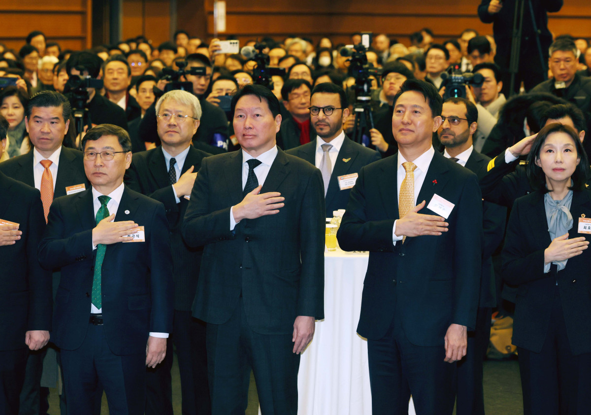 ▲오세훈 서울시장과 최태원 대한상공회의소 회장 등이 7일 서울 중구 대한상의에서 열린 ‘2026 서울시 신년인사회’에서 국민의례를 하고 있다. 신태현 기자 holjjak@