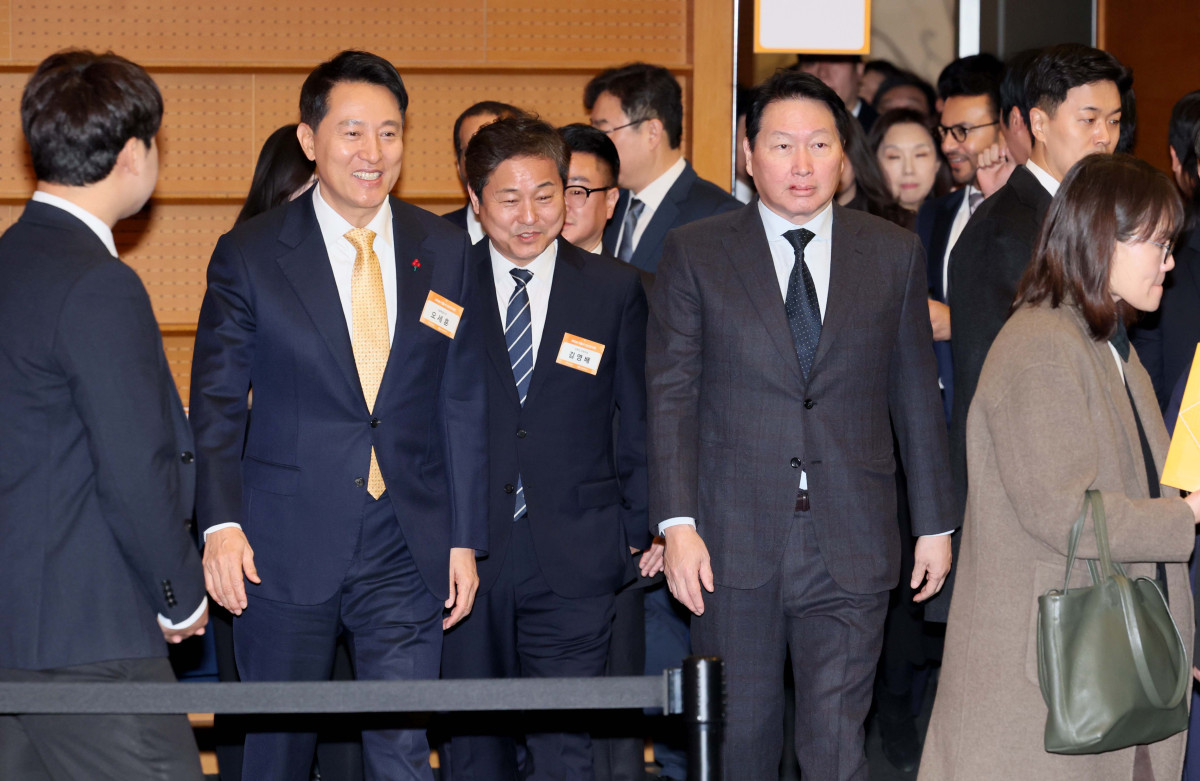 ▲오세훈(왼쪽) 서울시장과 최태원 대한상공회의소 회장이 7일 서울 중구 대한상의에서 열린 ‘2026 서울시 신년인사회’에 참석하고 있다. 신태현 기자 holjjak@