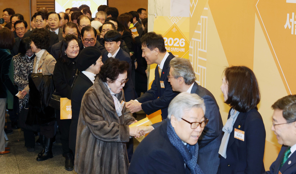 ▲오세훈 서울시장이 7일 서울 중구 대한상의에서 열린 ‘2026 서울시 신년인사회’에서 내빈들과 인사하고 있다. 신태현 기자 holjjak@