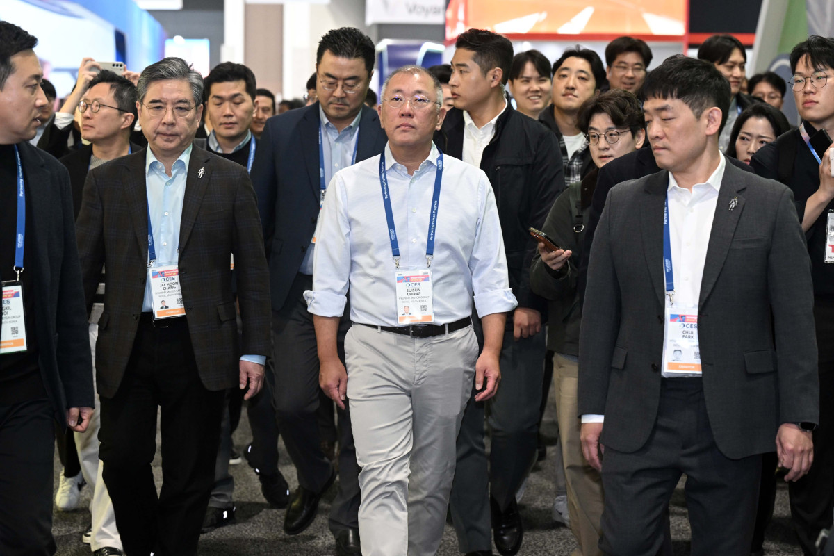 ▲정의선 현대차그룹 회장이 세계 최대 가전·정보기술(IT) 전시회 'CES 2026'이 개막한 6일(현지시간) 미국 네바다주 라스베이거스 컨벤션센터에 마련된 현대차그룹 부스를 둘러본 후 퀄컴 부스로 향하고 있다. (연합뉴스)