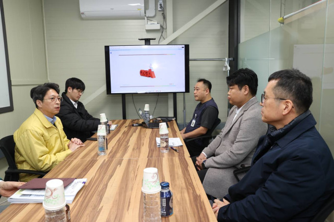 ▲홍지선 국토교통부 2차관(왼쪽)이 7일 쿠팡CFS 곤지암1센터를 찾아 임직원들과 대화를 나누고 있다. (사진제공=국토교통부)