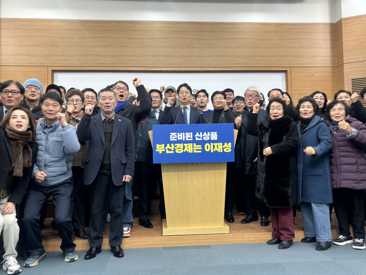 ▲이재성 민주당 부산시당 후보가 지지자들과 화이팅을 외치고 있다. (서영인기자 hihiro@)