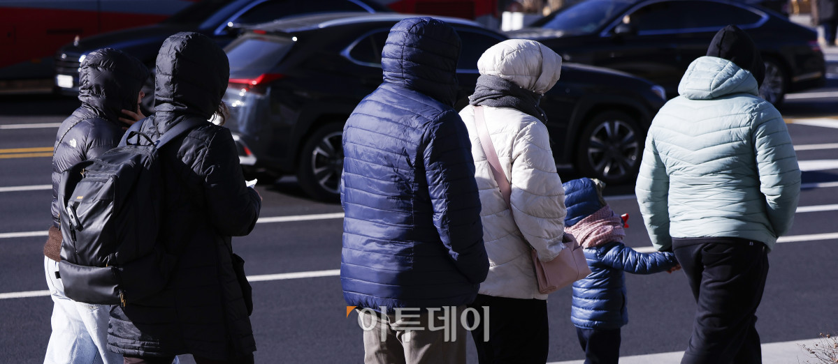 ▲서울시가 서울 동북권과 서북권에 한파주의보 발효를 예고한 7일 서울 종로구 광화문광장 일대에서 두꺼운 외투와 방한용품으로 무장한 시민들이 발걸음을 옮기고 있다. 이날 서울시는 오후 9시부터 서울 동북권과 서북권에 한파주의보를 발효한다고 밝혔다. 이번 한파주의보는 서울 동북권(도봉구·노원구·강북구·성북구·동대문구·중랑구·성동구·광진구)과 서북권(은평구·종로구·마포구·서대문구·중구·용산구) 14개 자치구에 발효된다. 조현호 기자 hyunho@