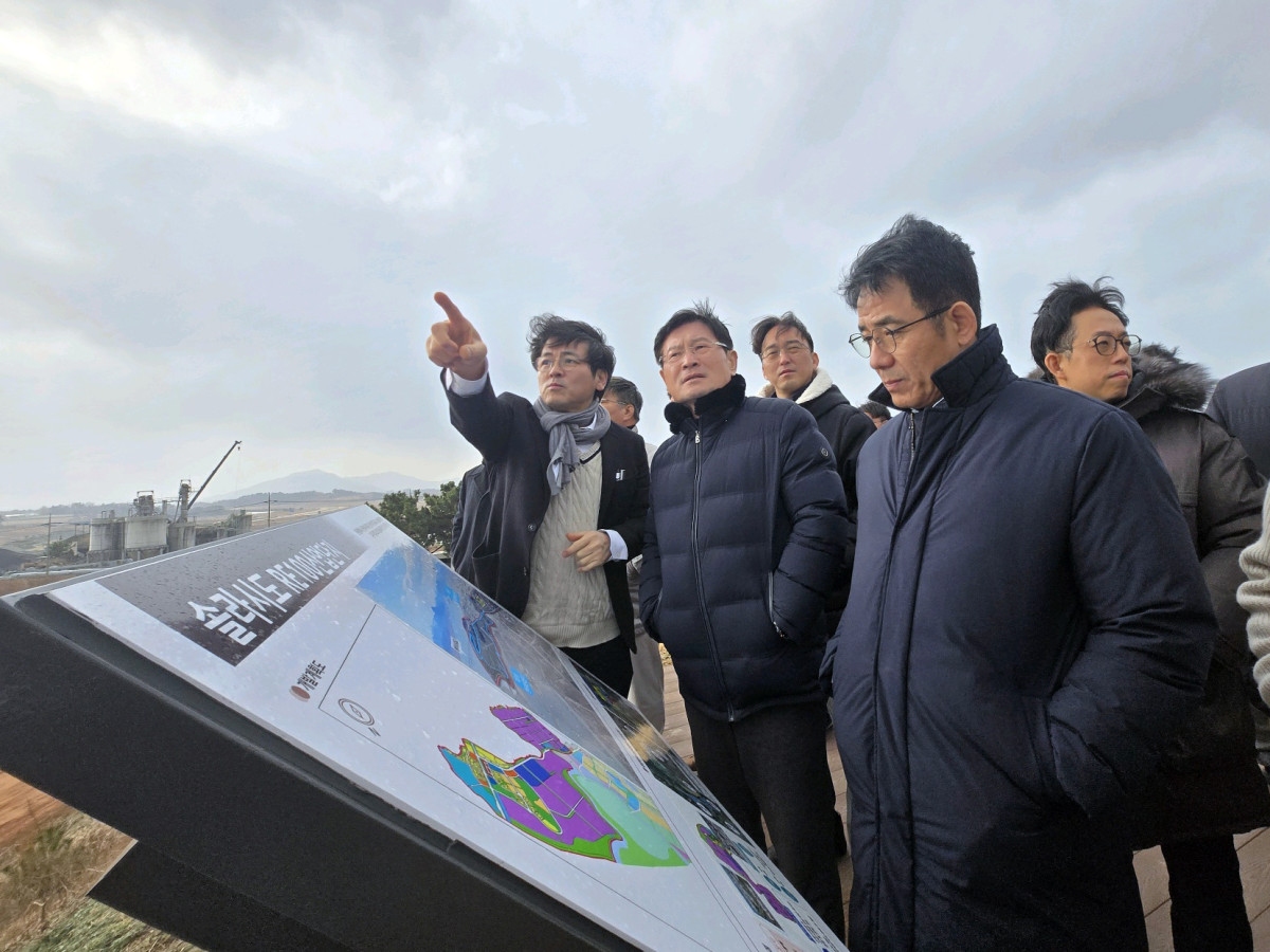 ▲삼성SDS 컨소시엄 설립위원들이 7일 전라남도 해남군에 위치한 국가 AI컴퓨팅센터 현장을 방문해 예정 부지를 점검하고 있다. (사진제공=삼성SDS)