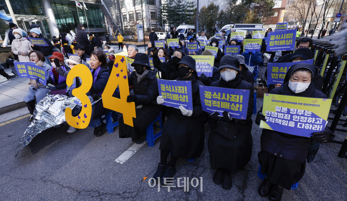 ▲정의기억연대 활동가들과 참가자들이 7일 서울 종로구 구 주한일본대사관 앞에서 열린 1734차 일본군성노예제 문제해결을 위한 정기 수요시위에서 구호를 외치고 있다. 한편 서울시는 이날 오후 9시부터 서울 동북권과 서북권에 한파주의보를 발효한다. 이번 한파주의보는 서울 동북권(도봉구·노원구·강북구·성북구·동대문구·중랑구·성동구·광진구)과 서북권(은평구·종로구·마포구·서대문구·중구·용산구) 14개 자치구에 발효된다. 한파주의보 발효에 따라 서울시와 14개 자치구는 한파 종합지원상황실을 가동하고 24시간 비상근무에 돌입한다. 조현호 기자 hyunho@