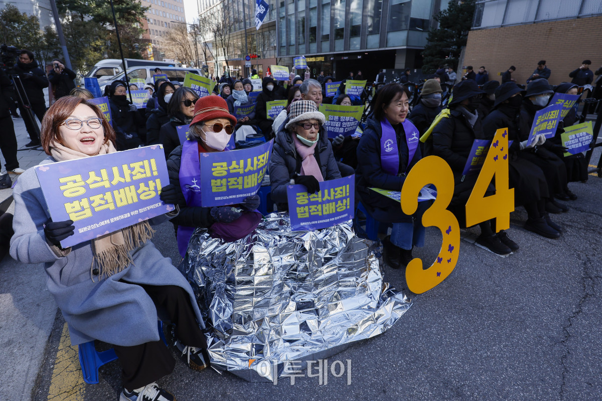 ▲정의기억연대 활동가들과 참가자들이 7일 서울 종로구 구 주한일본대사관 앞에서 열린 1734차 일본군성노예제 문제해결을 위한 정기 수요시위에서 구호를 외치고 있다. 한편 서울시는 이날 오후 9시부터 서울 동북권과 서북권에 한파주의보를 발효한다. 이번 한파주의보는 서울 동북권(도봉구·노원구·강북구·성북구·동대문구·중랑구·성동구·광진구)과 서북권(은평구·종로구·마포구·서대문구·중구·용산구) 14개 자치구에 발효된다. 한파주의보 발효에 따라 서울시와 14개 자치구는 한파 종합지원상황실을 가동하고 24시간 비상근무에 돌입한다. 조현호 기자 hyunho@