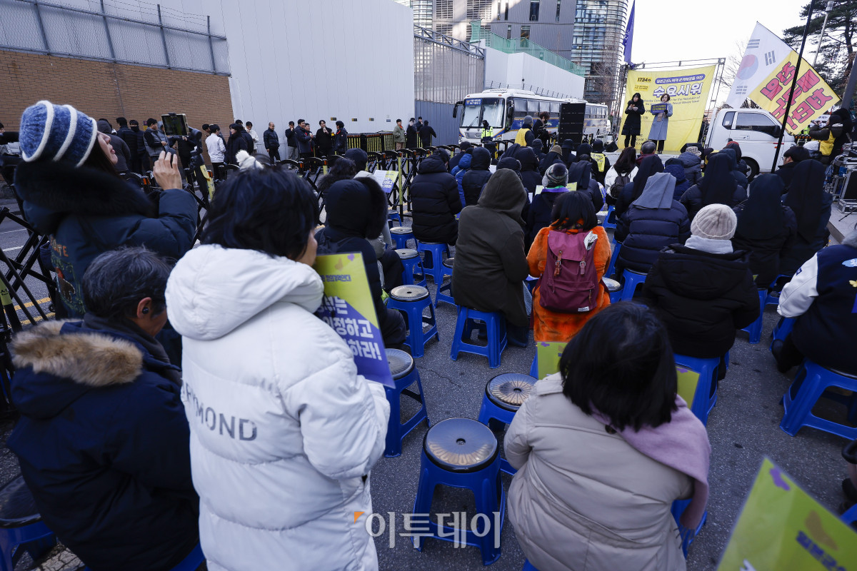 ▲이나영 정의기억연대 이사장이 7일 서울 종로구 구 주한일본대사관 앞에서 열린 1734차 일본군성노예제 문제해결을 위한 정기 수요시위에서 성명서 낭독을 하고 있다. 한편 서울시는 이날 오후 9시부터 서울 동북권과 서북권에 한파주의보를 발효한다. 이번 한파주의보는 서울 동북권(도봉구·노원구·강북구·성북구·동대문구·중랑구·성동구·광진구)과 서북권(은평구·종로구·마포구·서대문구·중구·용산구) 14개 자치구에 발효된다. 한파주의보 발효에 따라 서울시와 14개 자치구는 한파 종합지원상황실을 가동하고 24시간 비상근무에 돌입한다. 조현호 기자 hyunho@