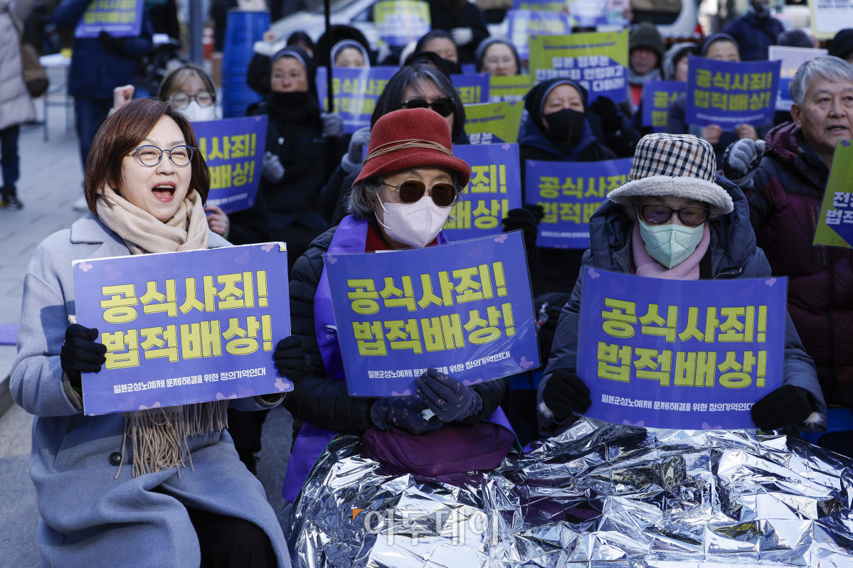 ▲정의기억연대 활동가들과 참가자들이 7일 서울 종로구 구 주한일본대사관 앞에서 열린 1734차 일본군성노예제 문제해결을 위한 정기 수요시위에서 구호를 외치고 있다. 한편 서울시는 이날 오후 9시부터 서울 동북권과 서북권에 한파주의보를 발효한다. 이번 한파주의보는 서울 동북권(도봉구·노원구·강북구·성북구·동대문구·중랑구·성동구·광진구)과 서북권(은평구·종로구·마포구·서대문구·중구·용산구) 14개 자치구에 발효된다. 한파주의보 발효에 따라 서울시와 14개 자치구는 한파 종합지원상황실을 가동하고 24시간 비상근무에 돌입한다. 조현호 기자 hyunho@
