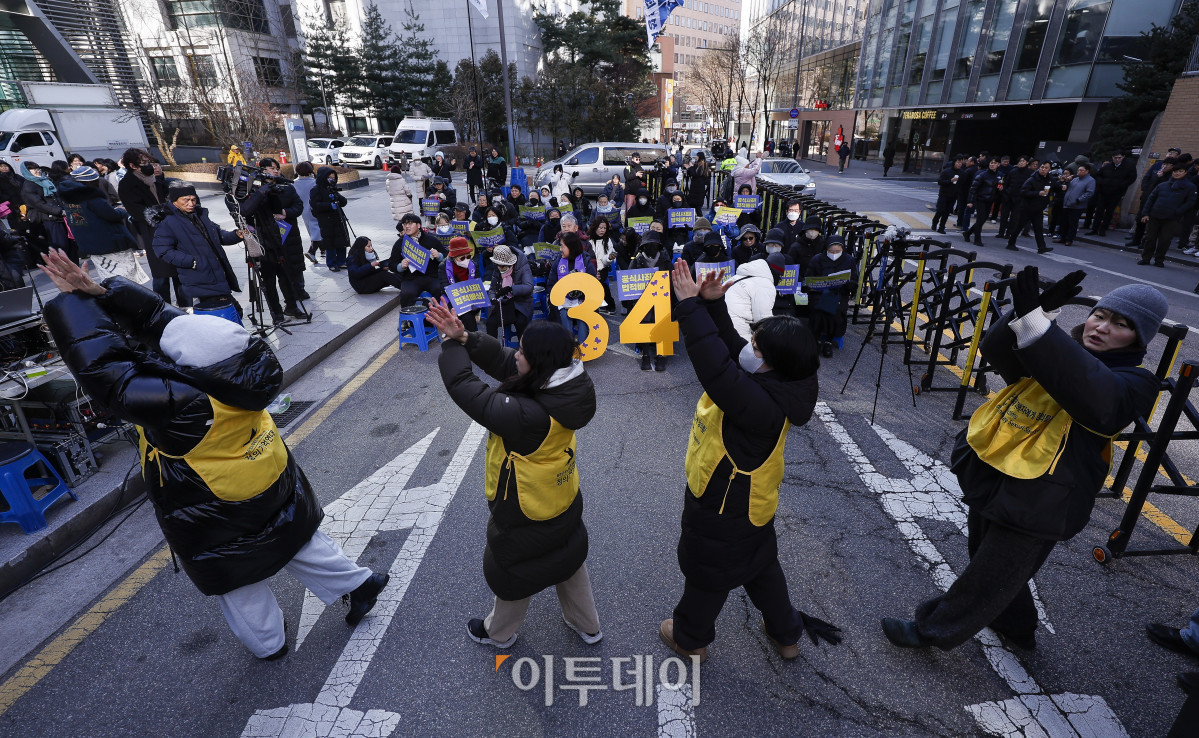 ▲정의기억연대 활동가들과 참가자들이 7일 서울 종로구 구 주한일본대사관 앞에서 1734차 일본군성노예제 문제해결을 위한 정기 수요시위를 하고 있다. 한편 서울시는 이날 오후 9시부터 서울 동북권과 서북권에 한파주의보를 발효한다. 이번 한파주의보는 서울 동북권(도봉구·노원구·강북구·성북구·동대문구·중랑구·성동구·광진구)과 서북권(은평구·종로구·마포구·서대문구·중구·용산구) 14개 자치구에 발효된다. 한파주의보 발효에 따라 서울시와 14개 자치구는 한파 종합지원상황실을 가동하고 24시간 비상근무에 돌입한다. 조현호 기자 hyunho@