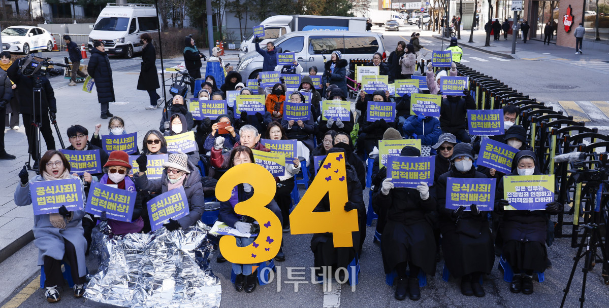 ▲정의기억연대 활동가들과 참가자들이 7일 서울 종로구 구 주한일본대사관 앞에서 열린 1734차 일본군성노예제 문제해결을 위한 정기 수요시위에서 구호를 외치고 있다. 한편 서울시는 이날 오후 9시부터 서울 동북권과 서북권에 한파주의보를 발효한다. 이번 한파주의보는 서울 동북권(도봉구·노원구·강북구·성북구·동대문구·중랑구·성동구·광진구)과 서북권(은평구·종로구·마포구·서대문구·중구·용산구) 14개 자치구에 발효된다. 한파주의보 발효에 따라 서울시와 14개 자치구는 한파 종합지원상황실을 가동하고 24시간 비상근무에 돌입한다. 조현호 기자 hyunho@