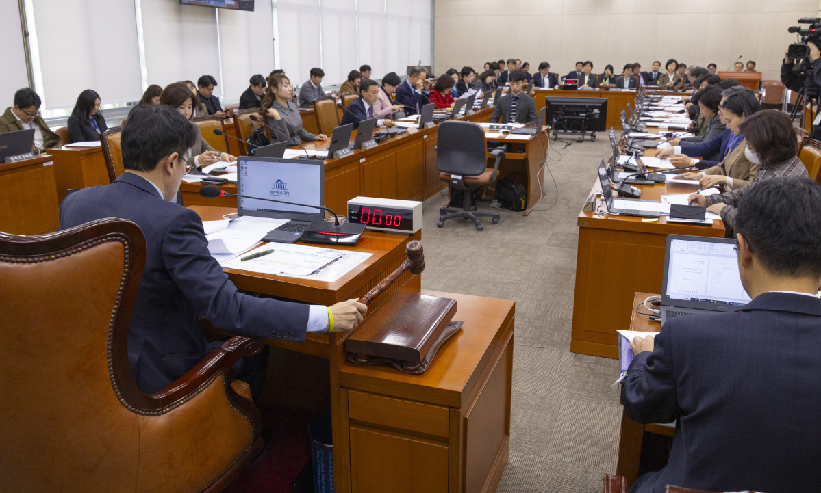 ▲국회 보건복지위원회 박주민 위원장이 20일 국회에서 복지위 전체 회의를 시작하고 있다. 2025.11.20 (연합뉴스)