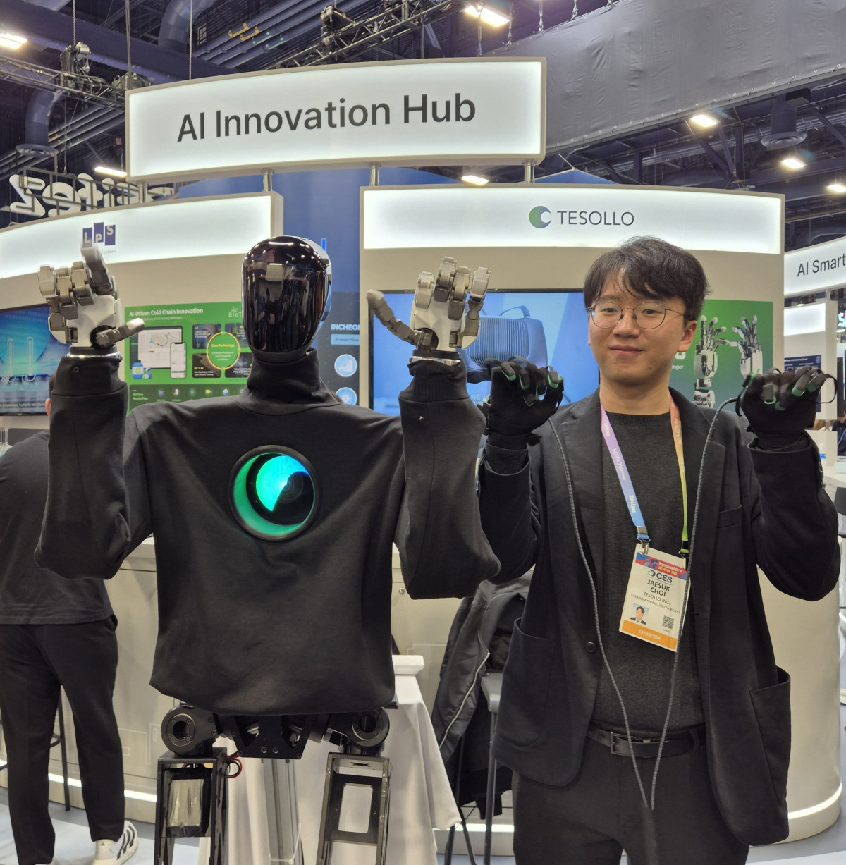 ▲테솔로 관계자가 로봇 손 시연을 하고 있다. (박민웅 기자 pmw7001@)